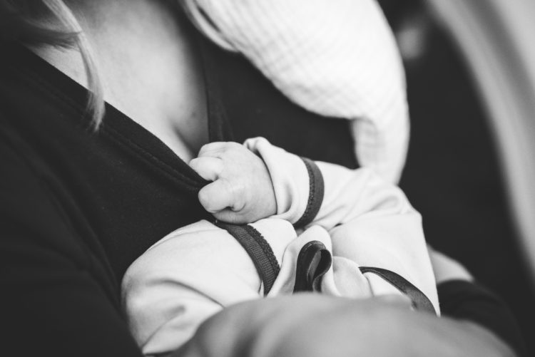 Favorite breastfeeding finds | www.momonduty.com