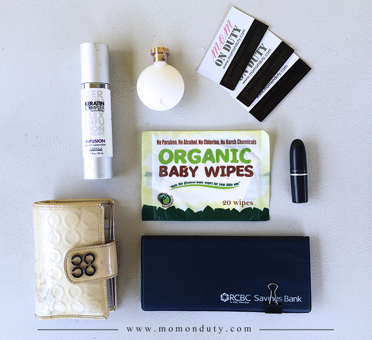 You are currently viewing Inside Mommy’s Bag: Makeup, Organic Baby Wipes and More!